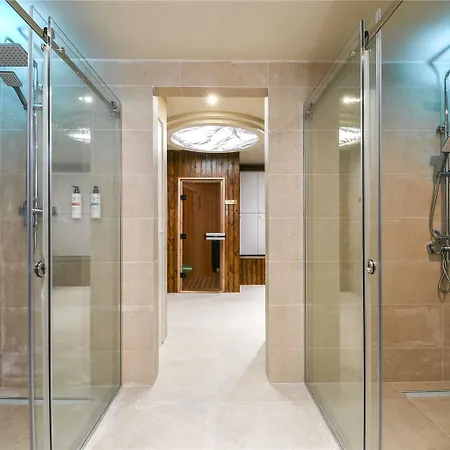 Pullman World Trade Center 4*
